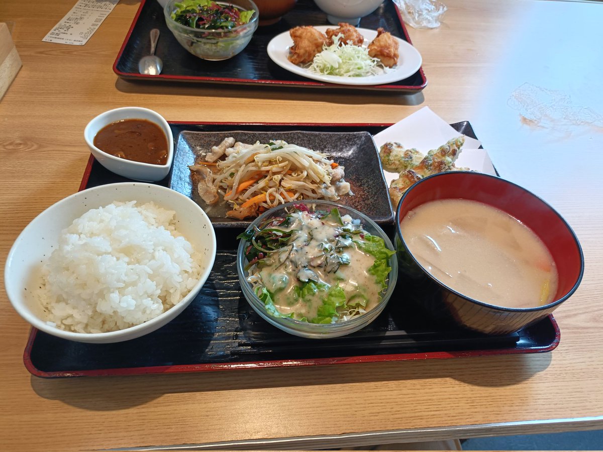 hideki_jump's tweet photo. #Glico17アイス杯🎳（準決勝）

800シリーズ３人（藤永P、福原P、濱崎P）、300（倉持P）299（野仲P）とやっぱり打ち合い🔥

小原Pも頑張っていたけど９位、ミスほぼ無し、７ピン飛ばず。😞

佳奈Pも一時は３位になるも10ピン飛ばず８位。（内容は悪くなかった）🥹

さあ決勝。さて誰が勝つかな？ https://t.co/2fZixIy12G