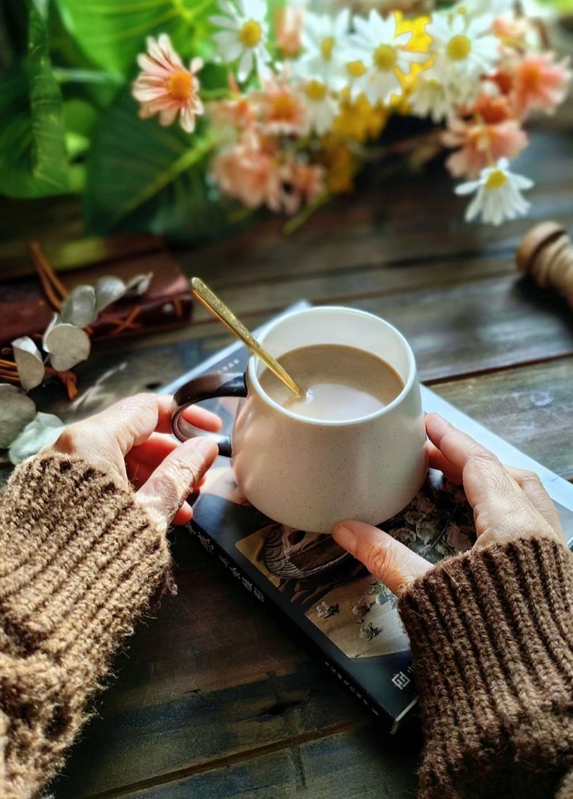 richard_cobb's tweet photo. Just folded my favorite hoodie while sipping hot tea—small wins on a lazy Sunday hit different , https://t.co/79l3yJ4MrG
