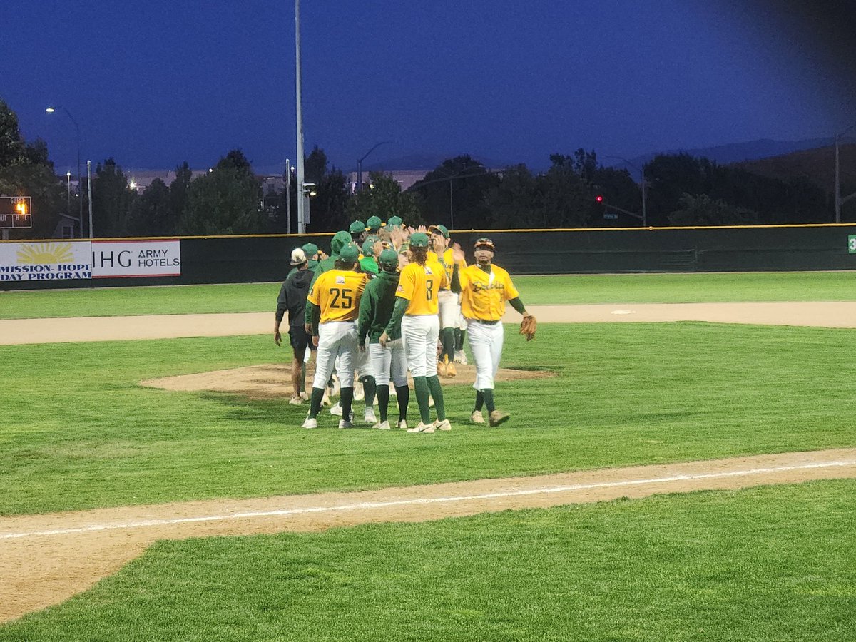RFWill149's tweet photo. Dublin Leprechauns WIN 5-4 Over Bakersfield Train Robbers #DublinLeprechauns #BakersfieldTrainRobbers #PecosLeague https://t.co/GfL7khf5zk