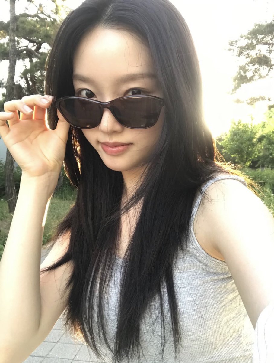 Lily tweet media