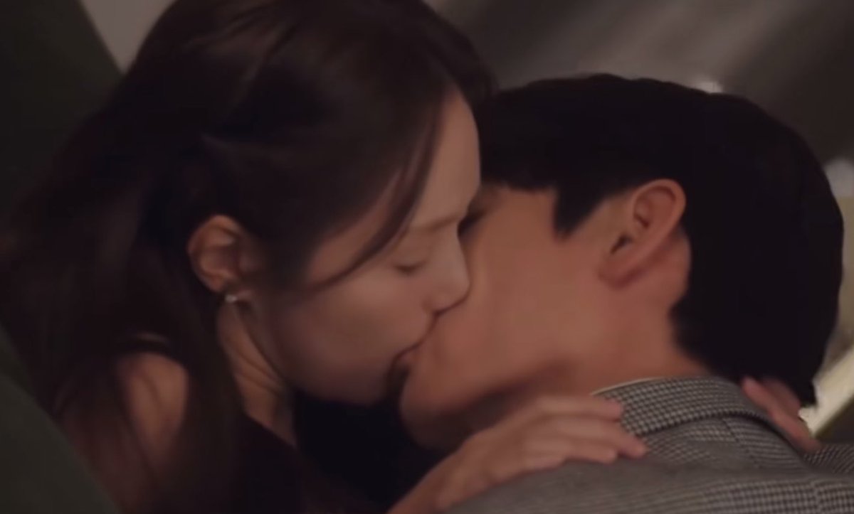Halgatoon's tweet photo. yoochae really like kissing in this posture🫣
#유연석 
#채수빈
#whenthephonerings https://t.co/mDr34Kr25x