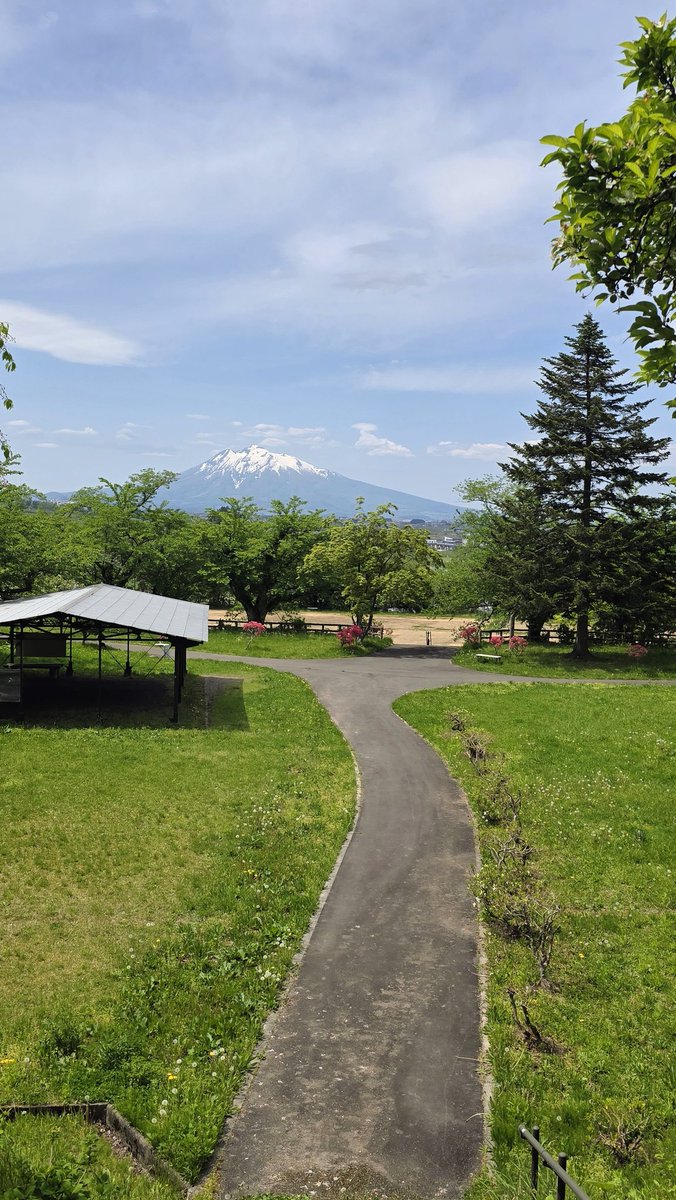 move_930H's tweet photo. 弘前市にある石川大仏公園です☺️ここから見る岩木山も良いですね🤗 #青森県 #弘前市 https://t.co/GhHLP1i8Mw
