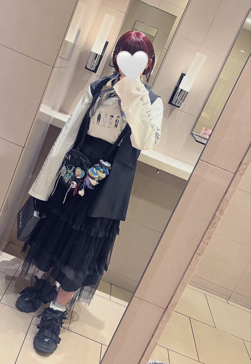 no_chi6329's tweet photo. 本日よろしくお願いします𓂃𓂂ꕤ*.ﾟ
胡乱ロンTです🍴中ちゃんとおそろっちした♡ https://t.co/jVwpKQoR0U