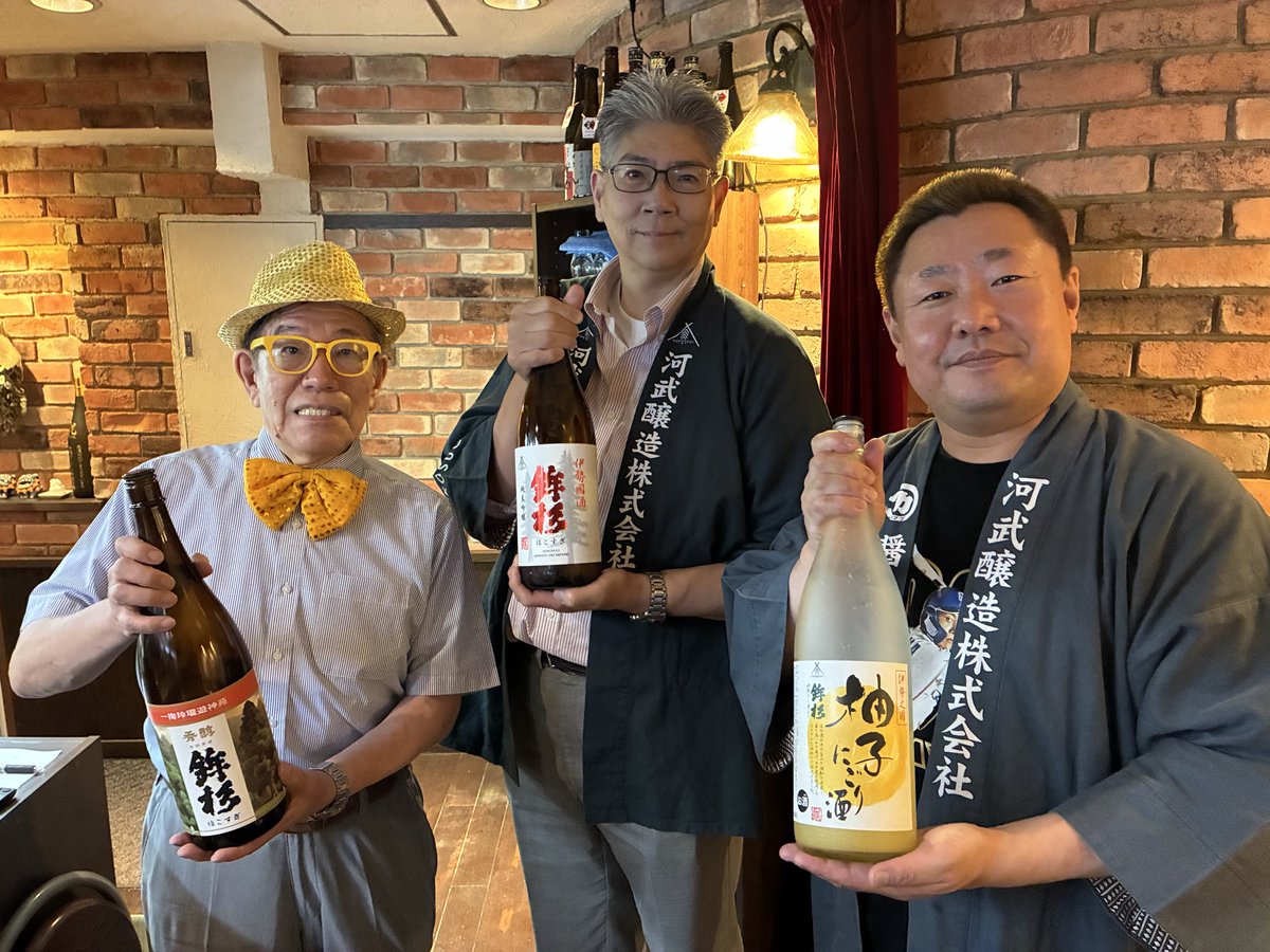 munekata66's tweet photo. 昨夜は、オレ竜蔵元会の記念すべき第1回を開催致しました‼️

今回は三重県多気郡より、河武醸造 の河合英彦社長をお招きし、「鉾杉」の魅力をたっぷり語って頂きました🍶

さらに特別ゲストとして、シューマン・ジュークボックス さんにもご出演頂き、会場を大いに盛り上げて頂きました👍

河合社長のお話を聞きながら、鉾杉7銘柄と、川島料理長渾身のプレミアムコースを皆様にお楽しみ頂きました😄

シューマンさんのマジックは、笑いあり、オヤジギャグありで会場は終始大盛況でした😆

河合社長、シューマンさん、ご参加頂いた皆様、本当にありがとうございました🙇‍♂️

#和琉Diningオレ竜
#仲町台
#蔵元会
#河武醸造
#鉾杉