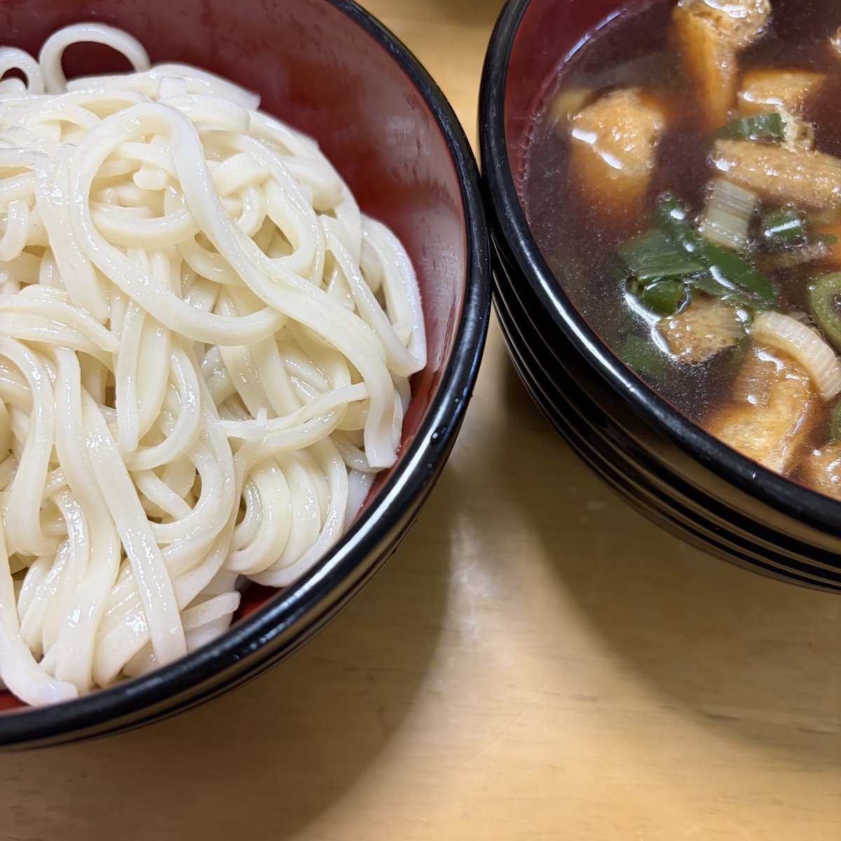 notforairobot's tweet photo. 先日、翁の郷・岩崎食品工業(@orange29udon)さまより
美味しいおうどんと極太麺の詰め合わせセットいただきました🎉

具はちょうどの冷蔵庫事情でご愛嬌ですが、お出汁が効いていて甘めのつゆ、他にもつゆの味のポテトチップスも分けて食べたらあっという間でした。
ありがとうございました。 https://t.co/eYyqaCUbX6