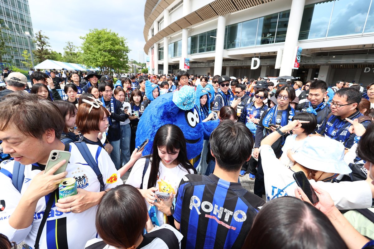 GAMBA_OFFICIAL's tweet photo. #モフレム たくさんのお客さまに囲まれてご機嫌꒰ Ꙭ ꒱💙

 15:40頃からは場外Eゲートモニュメント付近で、パルちゃんファミリーとの記念撮影を実施予定📸✨
 ぜひ遊びに来てください！

#ガンバ大阪 #GAMBAOSAKA https://t.co/L6DRLZAt7h