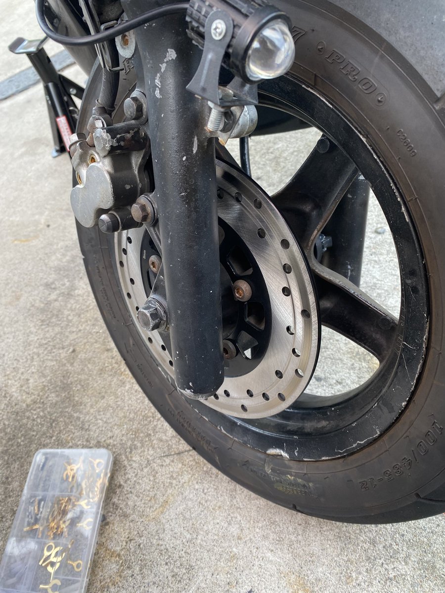 hebi_nc31's tweet photo. お前らが必死こいて社外のウェーブディスク探してる間に俺がバイクパーツセンターからサラッとpickupして付けてんのこれね。純正互換ディスクローター
社外は高い。純正互換なら安い。すげーシンプルな話なんだけどstreetにはそういうシーンが必ずあるってこと、“やってる”奴は知ってる。それだけ。 https://t.co/0a9VvuN8LS