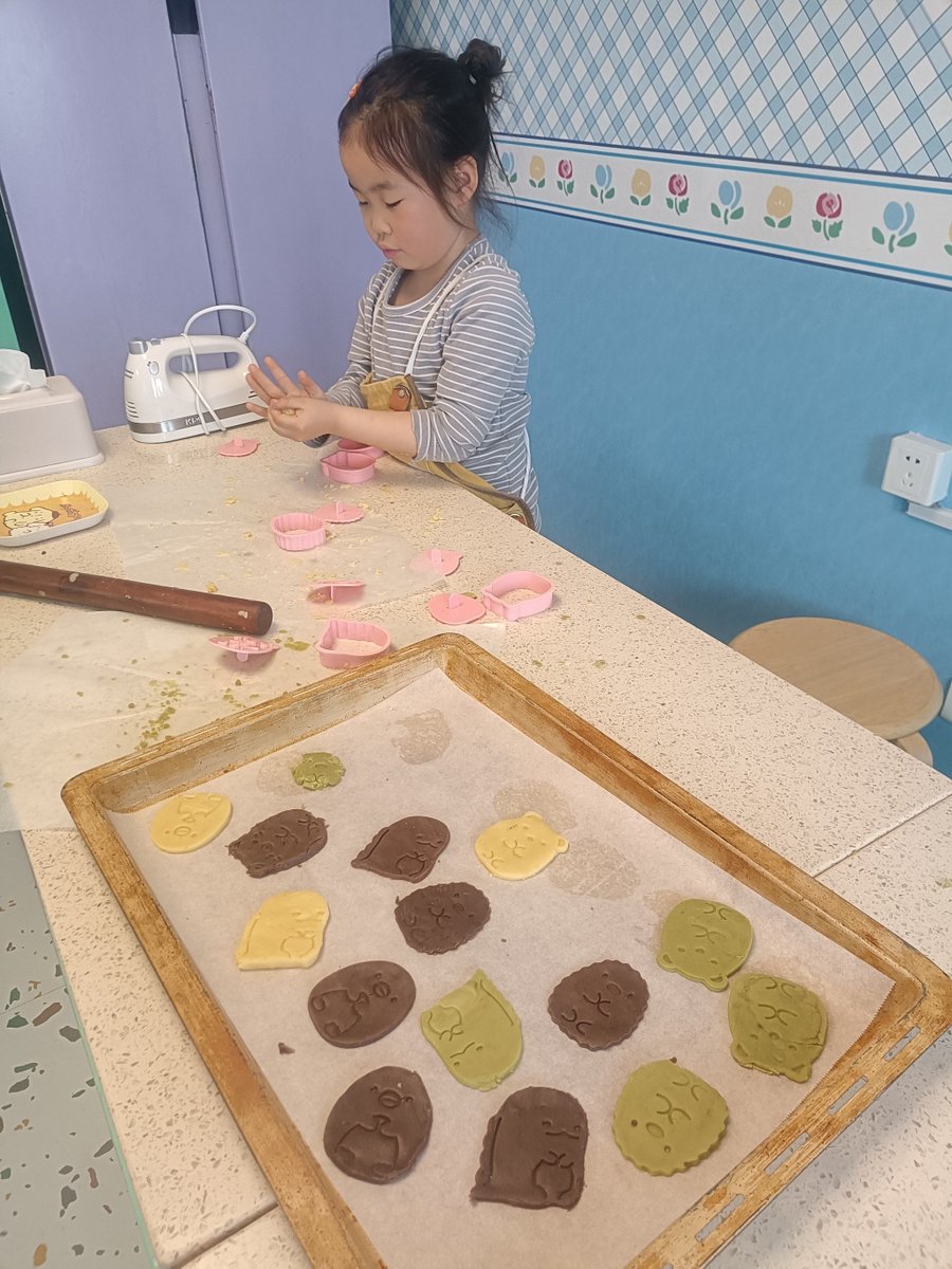 EldrintheBlack's tweet photo. Fun afternoon with my little buddy baking cookies!  Mixing dough, laughing, and making sweet memories that last forever. Tag your baking buddy below! ， https://t.co/vePeSV6uMJ