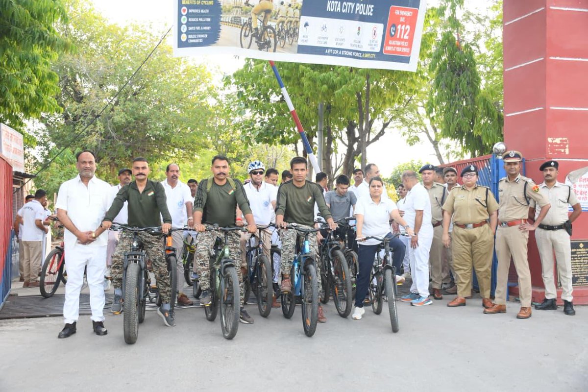 IgpKota's tweet photo. 🚴‍♂️ #Sunday_On_Cycle

#FitIndiaMission के तहत आज विशेष #Sunday_On_Cycle अभियान का सफल आयोजन किया गया! 
@RajasthanPolice 
#Igpkotarange
 @KotaPolice 
@SpKotaRural
 @BundiPolice
 @BaranPolice
 @JhalawarPolice https://t.co/dbZLs5NUdg