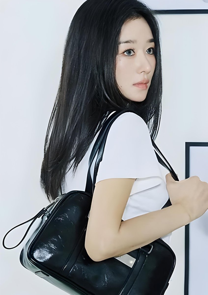 TreasuredYeaji's tweet photo. Oh we’re finally getting that unreleased May photoshoot soon 😭✨ Actress Seo Yea Ji already looks breathtaking. The hair, the smoky eyes, the FACE… wow.

@nicknicole_official 🦋🌹 you truly never miss. We are so ready for this shoot 💙

#사의찬미
#SeoYeaJi #서예지 #ซอเยจี https://t.co/L820PFj2RC