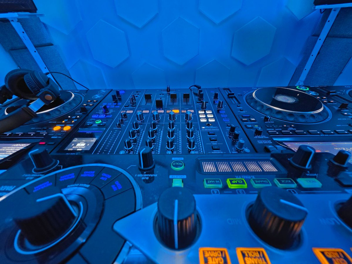 PrittiVisious's tweet photo. A few stills from Friday's Owning The Next Step mix session.
First attempt at mixing more than 3 songs in a row.
Six tracks. Thirty minutes. Trance and progressive energy. Plenty to learn from.
Full mix:
https://t.co/AN3NJfR15O
#OwningTheNextStep #PrittiVisious #DJPractice #TranceMix