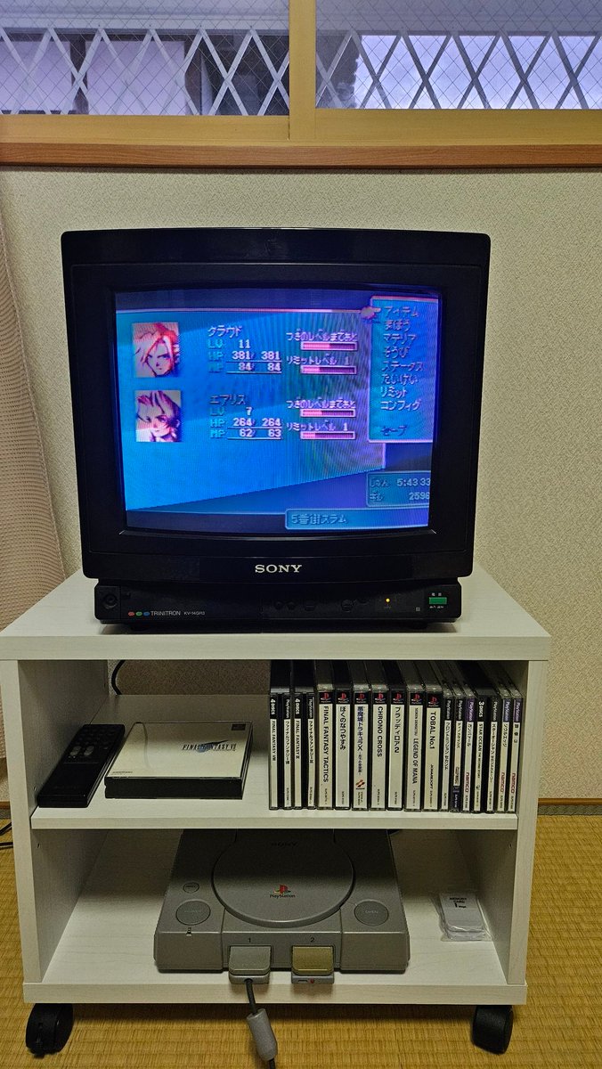 Hibari215's tweet photo. @conkerax Salut Axel, je pensais à toi car je vis au Japon depuis peu et j'ai craqué dans un magasin d'occasion, je me suis fait un petit setup PS1 ! https://t.co/CLrWBBVTIT