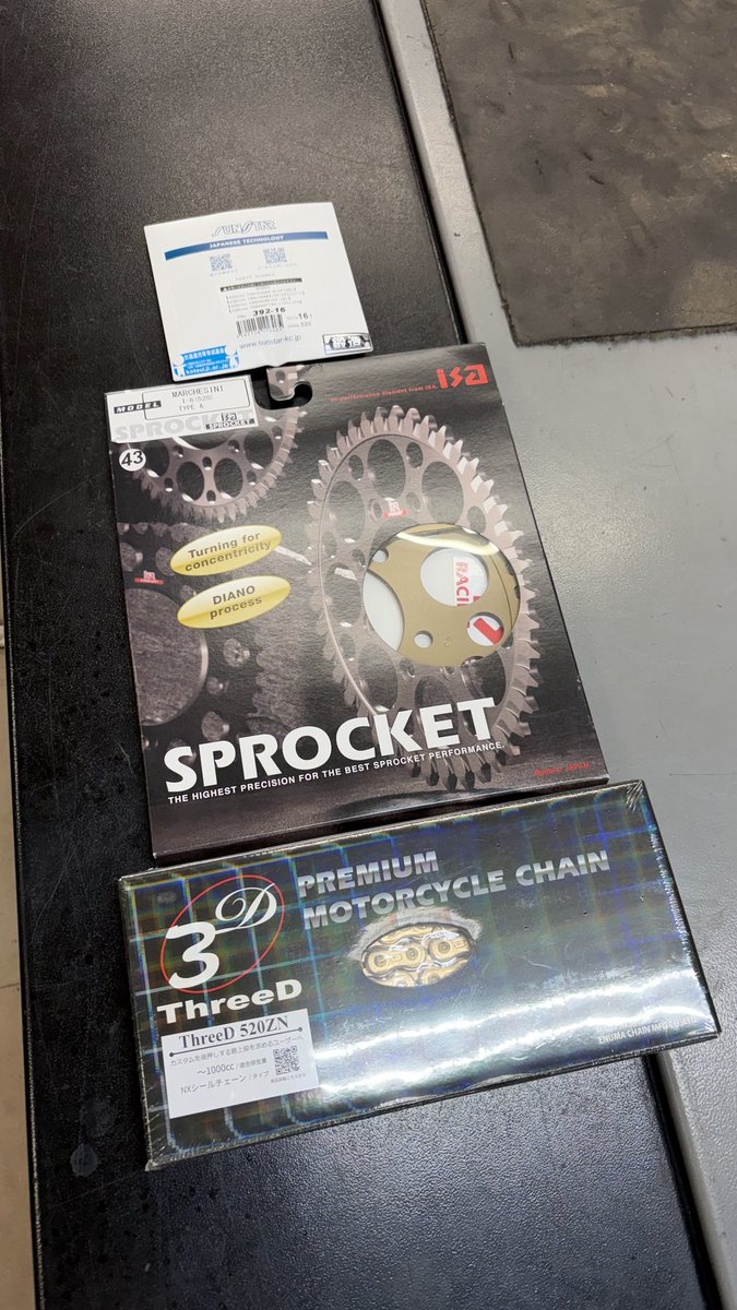 atpdmtjg742867's tweet photo. SC77(CBR1000RR)車検のためショップへ。今回は前後スプロケと江沼チェーン新製品のThreeD520ZNに交換します。サンスターが社外ホイール用コンバートスプロケ43丁が廃盤なので初isa。#ThreeD #isa #サンスター https://t.co/lX3rbvaXjM