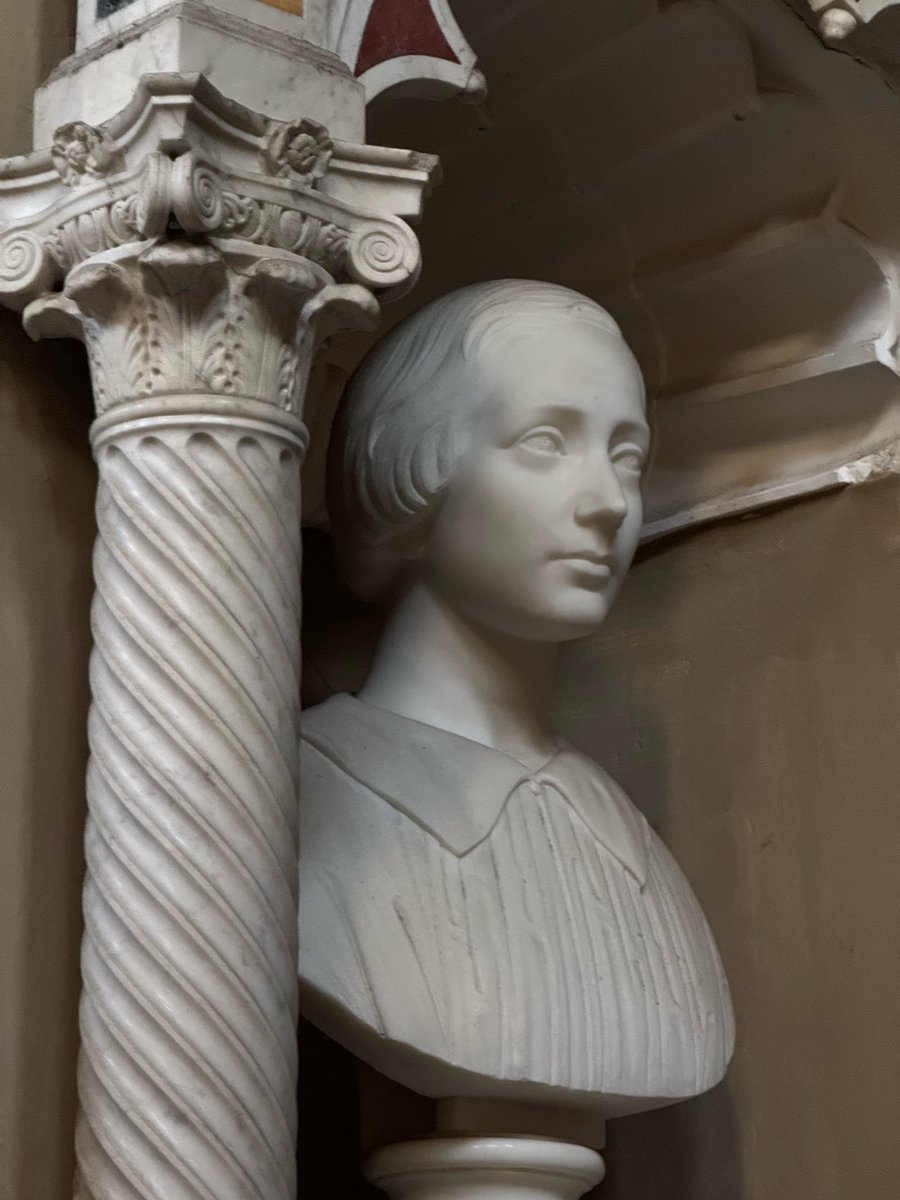 f_random's tweet photo. All’interno di una piccola edicola neogotica un busto con un volto angelicato colpisce chi entra in San Lorenzo in Lucina: guance lisce, mento delicato, collo sottile, pettinatura centrale ordinata.

La sua epigrafe racconta la breve vita di un bambino dell’800 https://t.co/S8xq2TNaAw
