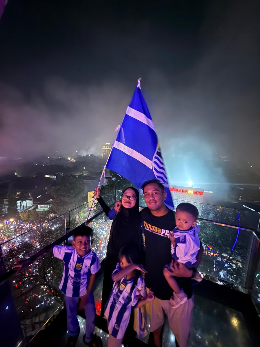 17faris's tweet photo. A Night to remember 🥶😭 https://t.co/PQLtIUQhjS