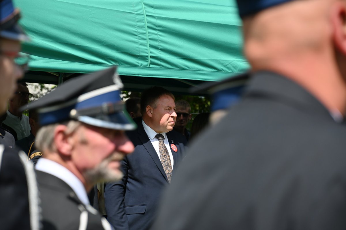 SenKarpinski's tweet photo. Nowy sztandar, tablica pamiątkowa, odznaczenia i podziękowania, a wszystko z okazji doniosłego jubileuszu 100-lecia OSP w Dobrej. Druhnom i druhom dziękuję za ich bezinteresowną służbę, odwagę i pielęgnowanie tradycji, życząc dalszego rozwoju oraz bezpiecznych powrotów z akcji! https://t.co/DOSruYg9sx