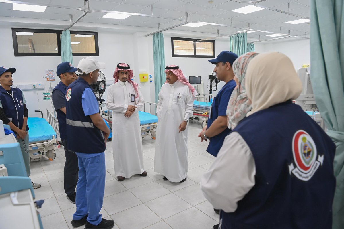 NGHAnews's tweet photo. قام معالي المدير العام التنفيذي للشؤون الصحية بوزارة الحرس الوطني بجولة تفقدية على منشآت ومراكز الرعاية الطبية التابعة للشؤون الصحية بوزارة الحرس الوطني المشاركة في موسم الحج.

حيث شملت الجولة زيارة مستشفى الطوارئ بمشعر منى، إضافة إلى مركز الطوارئ والإجهاد الحراري وضربات الشمس بمشعر عرفات، وذلك للاطلاع على جاهزية الخدمات الصحية المقدمة لضيوف الرحمن، ومتابعة سير العمل ميدانياً بما يضمن تقديم رعاية صحية متكاملة وعالية الجودة، انسجاماً مع توجيهات القيادة الرشيدة -أيدها الله-، وإنفاذاً لتوجيه ومتابعة سمو وزير الحرس الوطني الأمير عبدالله بن بندر بالعناية بضيوف الرحمن وتسخير كافة الإمكانات لخدمتهم.

#حياكم_الله
#MNGHA
