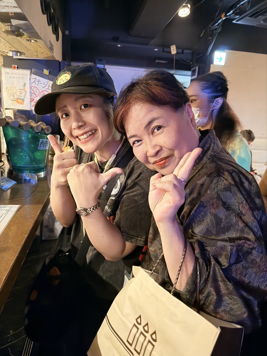 mariPan_0420's tweet photo. ふぅ。
長年モヤモヤしていたことが
一つ解決した。
私が昔通っていた恩師様
ボイトレの先生と
８年振り？とかで会いに行ってきま���た。
私がまだmariPanになる前ですね。
色々あってブチギレて一方的に
ケンカ別れしてたやつですね。
これを解決しなきゃ成仏できないと
思っていたから少しスッキリ。
いや未だしにませんけどね。
私がアコギ弾き語りを始めたキッカケだから、つまりmariPan生みの親でもあるわけなんだよな。
先生の生徒さんたちみんな
楽しそうだったから嬉しくなった。
私の原点は変わらない。
とてもいい時間でした。
��た遊びに行きますねー！
せんせーほんまありがとう❣️
#岡本先生　#ありがとう　#IMI
#15周年　#おめでとうございます