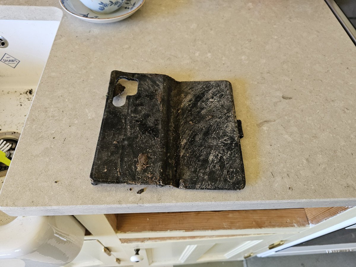 PatrikSundblom's tweet photo. När telefonen trillar ur fickan när man hoppar i och ur grävmaskinen, kompisen råkar ringa och man hör den 10 cm ner i matjorden, allt är helt trots att den är över körd med avant minst 5 gånger, borde ha spelat på lotteri idag! https://t.co/IUZSoPPSaK