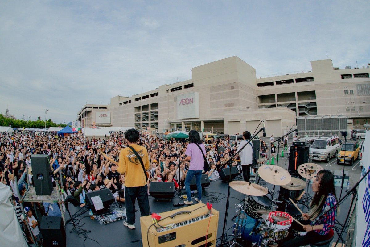 shiosairock's tweet photo. 【🔥潮騒ロック開催中！🔥】

潮騒ロック
BLUE STAGE トリは古墳シスターズ！

潮騒ロックを引っ張っているバンドの一つ！
見逃したくないライブでした！

5.24（日）
『SHIOSAI ROCK FESTIVAL 2026』
イオンモール高松北側平面駐車場
入場無料

photo by ＠tun_712 

#潮騒ロック
#SRF2026 https://t.co/zWZczn3Mzu