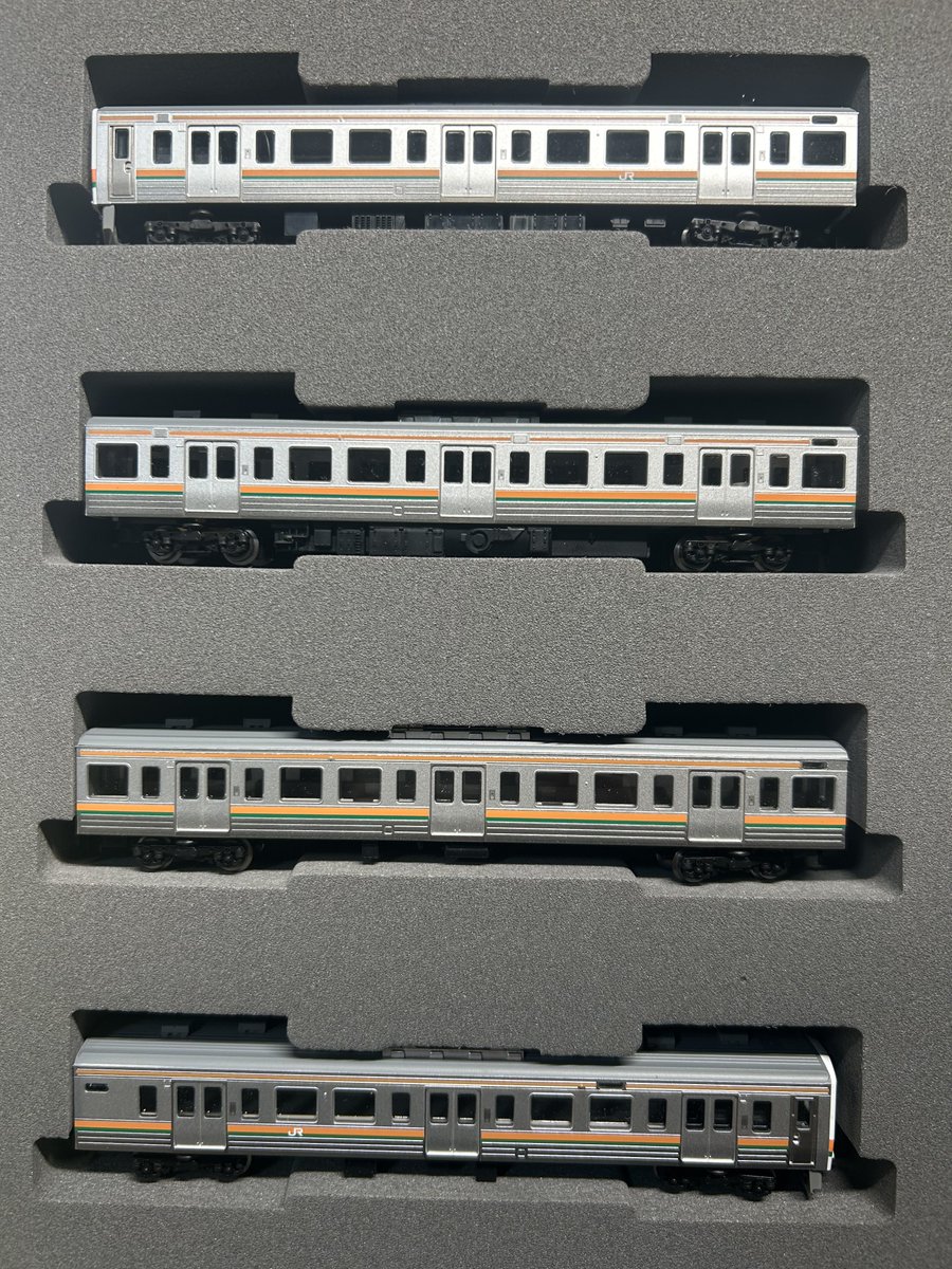 TOMIX 211系3000番台高崎車両センター4両編成が届いた。矢絣編成も購入