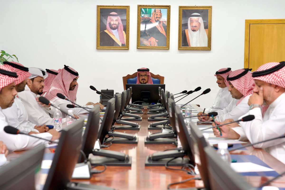 amantalbaha's tweet photo. رأس سعادة #أمين_منطقة_الباحة د. علي بن محمد السواط اجتماعًا تحضيريًا مع قيادات الأمانة ورؤساء البلديات والإدارات المعنية لمتابعة استعدادات عيد الأضحى المبارك، والوقوف على تنفيذ الخطط التشغيلية والميدانية المتكاملة الهادفة إلى تهيئة الحدائق والمتنزهات والمواقع السياحية، ورفع جاهزية أعمال النظافة والإصحاح البيئي والصيانة والرقابة الميدانية والطوارئ والأزمات.

كما ناقش الاجتماع تنفيذ الفعاليات والمبادرات الترفيهية والاجتماعية بمدينة الباحة ومحافظات المنطقة، بما يسهم في توفير أجواء احتفالية متكاملة للأهالي والزوار، وتعزيز جودة الحياة خلال إجازة العيد.

#أمانة_منطقة_الباحة
#وزارة_البلديات_والإسكان