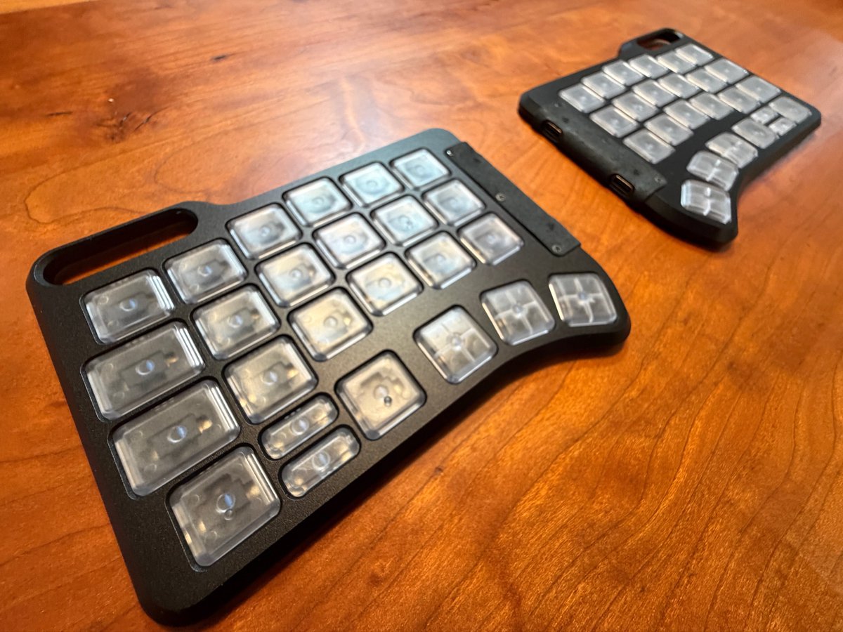 スケスケなのでLEDが欲しくなってきました Keyboard: ClickBoard