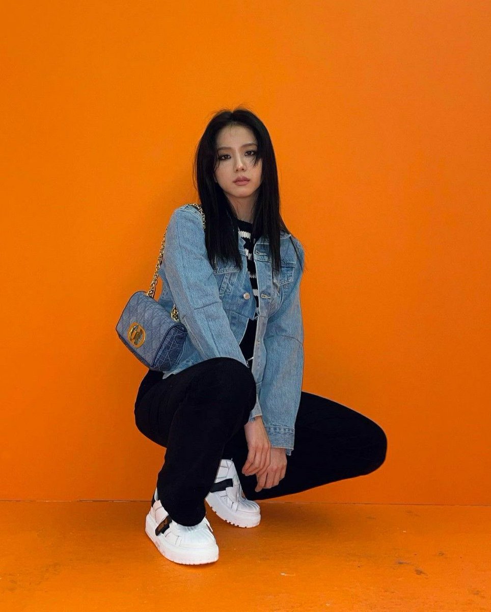 Jisoo Global tweet media