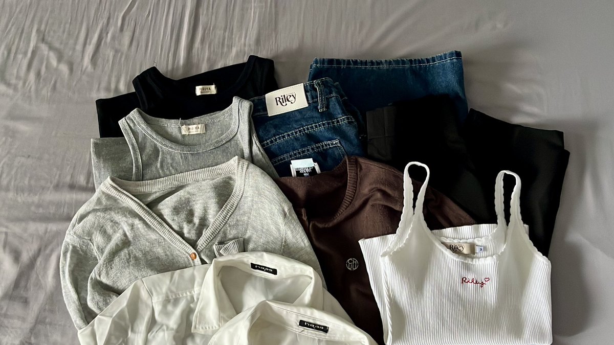 nxueng_'s tweet photo. ส่งต่อเสื้อผ้าค่าา เสื้อเค้าเองง บางตัวใส่แค่ครั้งเดียว ค่าส่ง40 รับ2ตัวขึ้นไปส่งฟรี ‼️
ลง 17:30น. วันนี้นะคะ💖 #ส่งต่อเสื้อผ้า #ส่งต่อเสื้อผ้ามือสอง #Riley #Chuuchop #ส่งต่อกางเกง #ส่งต่อชุดทำงาน https://t.co/bsGMuoR75W