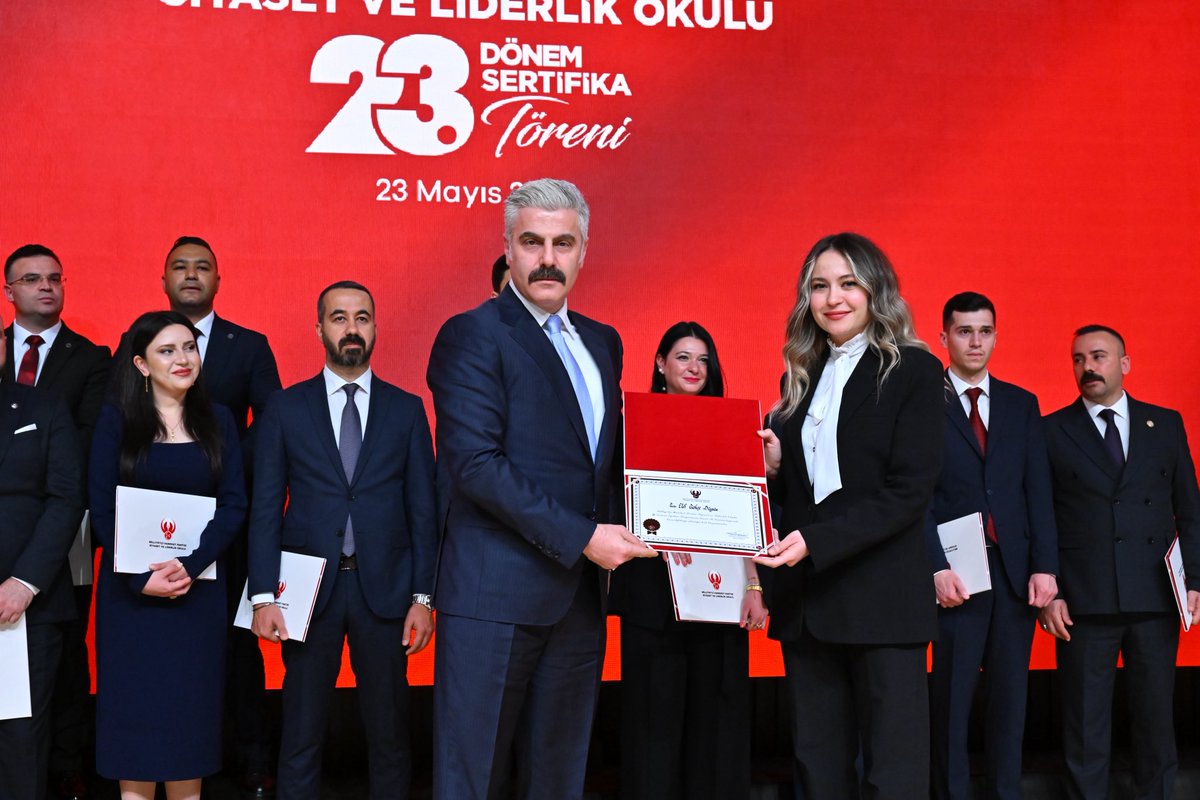 elifgokceduzgun's tweet photo. Liderimiz Sayın Devlet Bahçeli Beyefendinin himayelerinde gerçekleştirilen MHP 23.Dönem Siyaset ve Liderlik Okulu’ndan mezun olarak mezuniyet sertifikamı alma şerefine nail oldum. 🇹🇷
Mezuniyet sertifikamı MHP MDK Başkanı kıymetli büyüğümüz @bhdralprn Beyefendiden teslim aldım. https://t.co/Vby5RdBGEJ