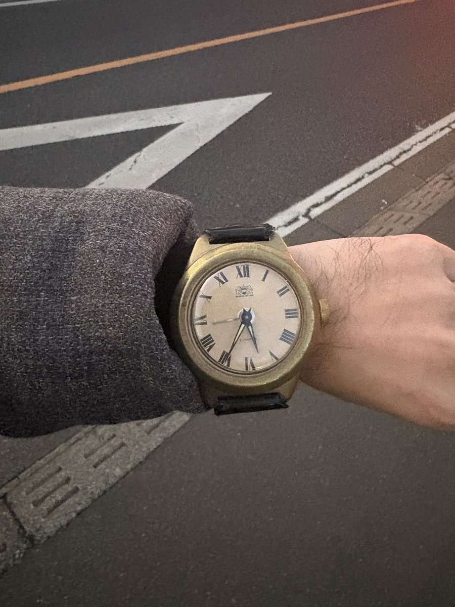 Rimacroissant's tweet photo. Modern De Luxe

「腕時計のフリが下手すぎる置き時計」

55mmの腕時計顔なのに、中身はほぼ卓上アラーム🕰️
3時位置のリューズは飾りで、操作はぜんぶ背面...。

いや、擬態する気あるんか…となるやつ🥹
なお音量はちゃんと爆音なのである。

#alarmwatch
#勝手にキャッチコピー https://t.co/DUIQWKZiCa