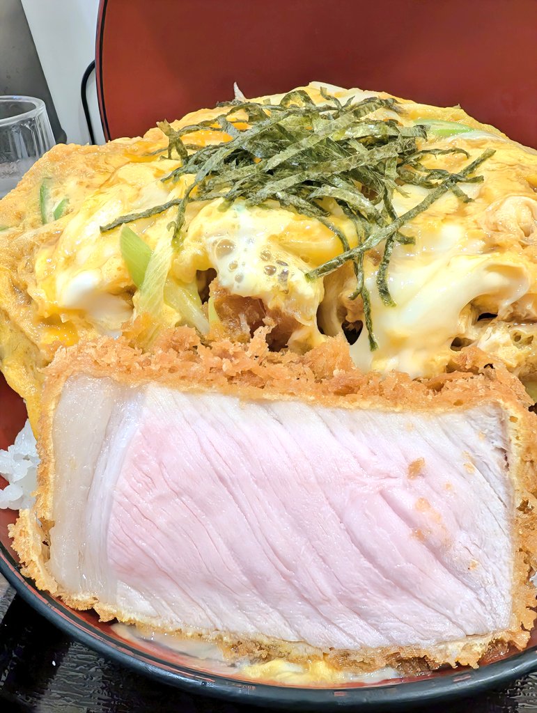 hon090hon's tweet photo. 埼玉の蕨でランチ
分厚すぎるカツ丼🥩
柔らかくて衣薄めなので
意外とあっさり完食😚 https://t.co/TIiWWK4ZLc