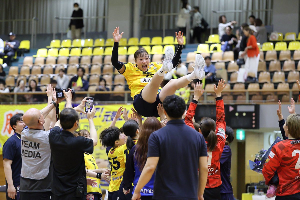 tatty34kado's tweet photo. 🐨HC名古屋🟡
リーグH　🤾
2026年05月23日
枇杷島スポーツセンター 🏡
最終戦試合後
引退４選手の胴上げ

#HC名古屋 🐨
#ハンドボール
#リーグH 🤾‍♀️
名古屋のチーム

対 熊本ビューストピンディーズ https://t.co/3VusGEUbVn