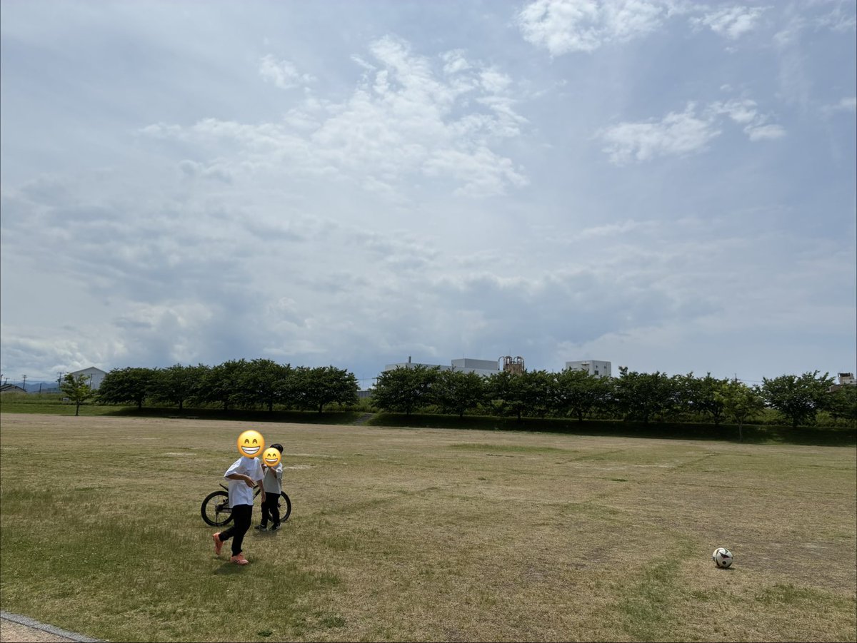 m04126e's tweet photo. 今日は子どもたちと一日遊びました。
リフティング、34回できました⚽️
息子は57回。こんちきしょー https://t.co/ao5IDIfkaS