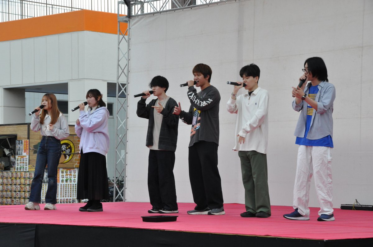 SINGularity_cit's tweet photo. 今日は新習志野駅前で開催された商店会まつりで演奏させていただきました！
小雨がぱらつくタイミングもありましたが、沢山の人が行き交う駅前のお祭りで多くの人にアカペラの演奏を楽しんでいただけたと思います✨

#SINGularity 
#千葉工大 
#アカペラサークル https://t.co/fuMsG8IFTy