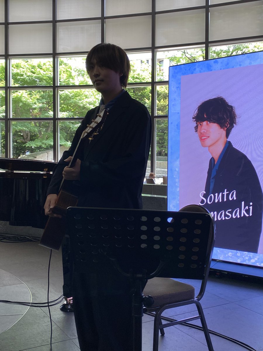 megusal3's tweet photo. #セルリアンタワー東急ホテル 25周年の記念セレモニーで #liquidStella  今日のDUOは編成変わって想太さん、謙信さんホテルのロビーにグランドピアノとアコギでしっとりと、美しく澄んだ音色がとっても素敵でした🎶 25歳staffさん企画の心こもったお祝いでした🥂
#山崎想太 
#杉村謙信 https://t.co/0EiiH2l6uX
