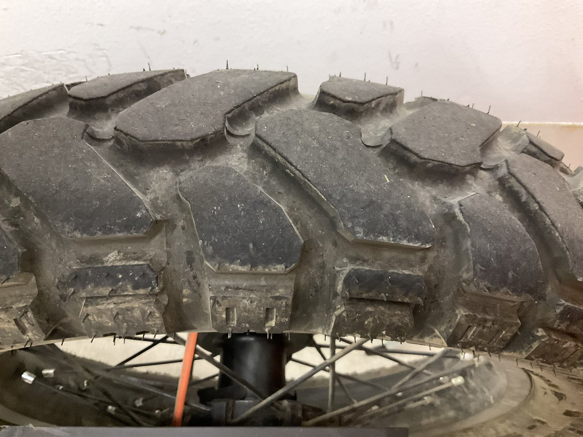 KTM819O4's tweet photo. #390AdventureR #Mitas #EnduroTail+ #250EXC #StoneKing
EnduroTail+は空気圧2.0より1.6の方が調子良かったです
StoneKingは舗装で8の字をして問題ありませんでした! https://t.co/RODL4Wk1RO