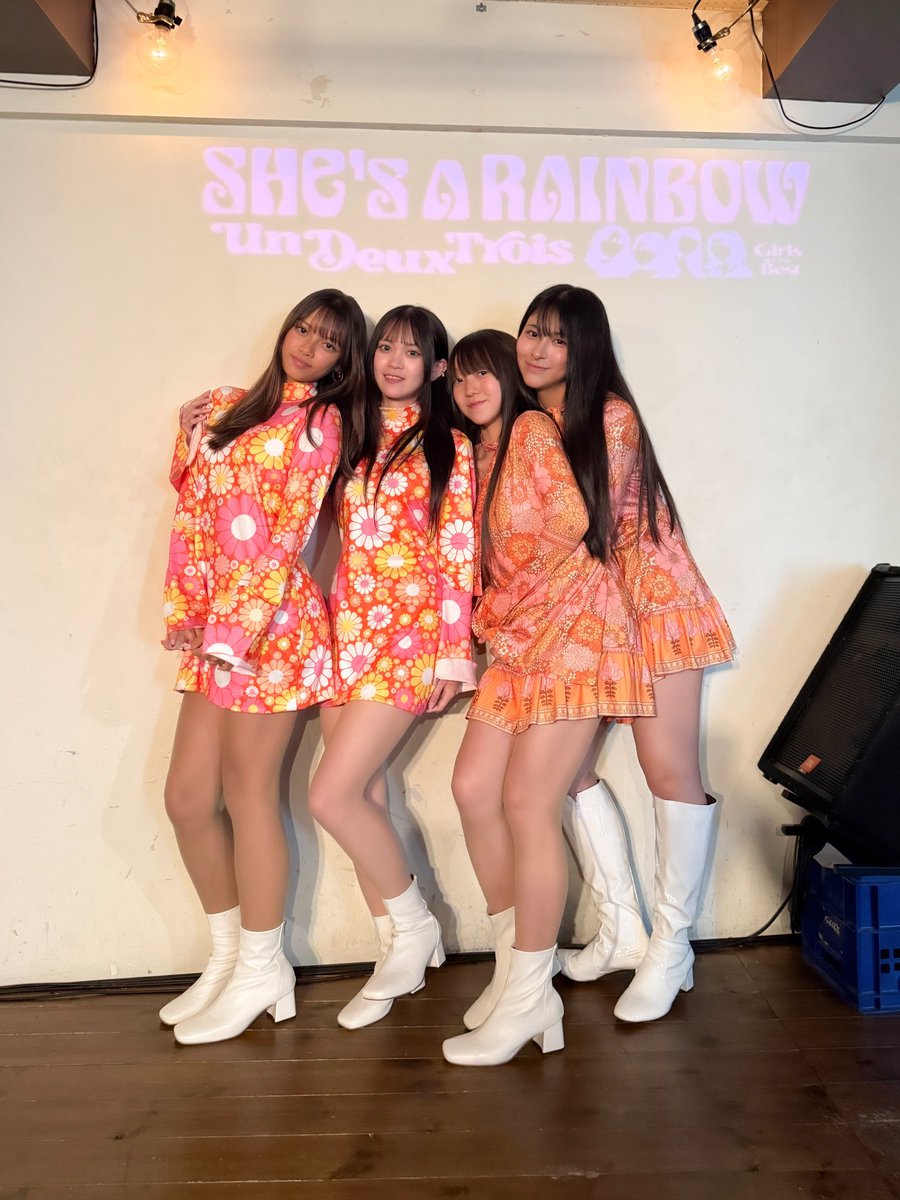 nelo_orange's tweet photo. シーズ・ア・レインボー🌈
2nd Mini Album「Un-Deux-Trois」レコ発ワンマンライブでしたー！
アンコールのAs Tears Go Byにアコギで参加しました！
それにしてもですよ、日曜日の昼間に下北沢で若い女の子がストーンズのGomperを歌う世界！サイケだわー
https://t.co/LhEeOVlUjJ https://t.co/eX8QtY9rWq
