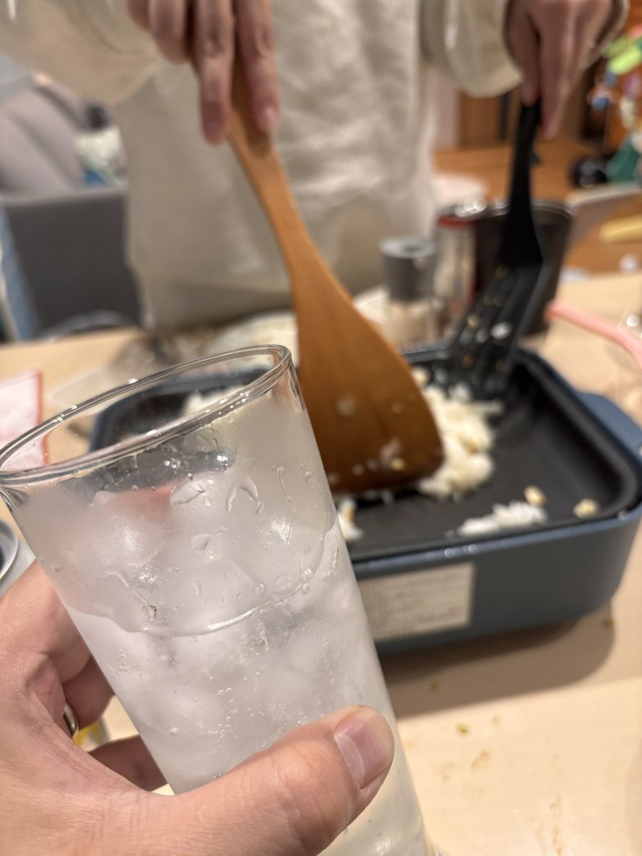dosanco_boy's tweet photo. 制服に染み込んだ青春の味風月をテイクアウトして家で飲んでる。普通に美味しいんだけど長男がなまら食べるならガリバタ醤油で米炒めてる笑　匂いだけで飲まさる https://t.co/1TvSUxayBV