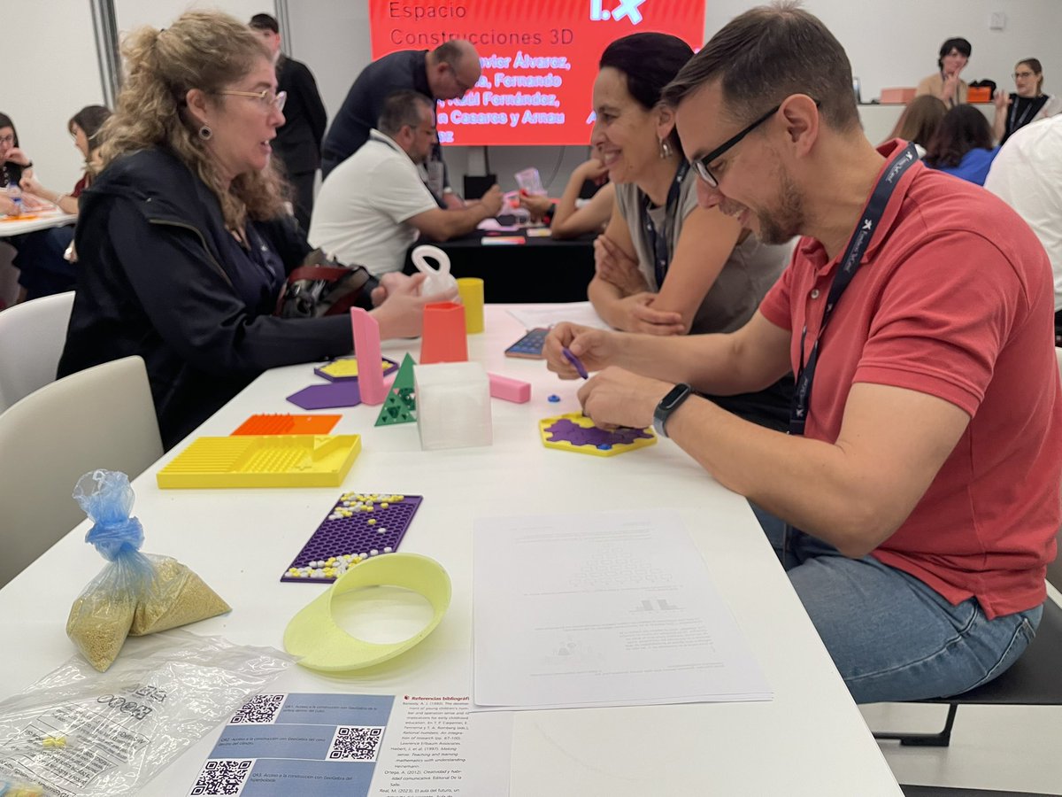 CEPdeSevilla558's tweet photo. Hoy han volado hasta @CosmoCaixa algunos materiales y actividades de aprendizaje que tenemos en @AuladelFuturoEs del @CEPdeSevilla para inspirar y formar al profesorado que está participando en #hellomath gracias a @fjavier_AJ
¡Qué los disfrutéis! 🤸 https://t.co/mbpS4NFYma