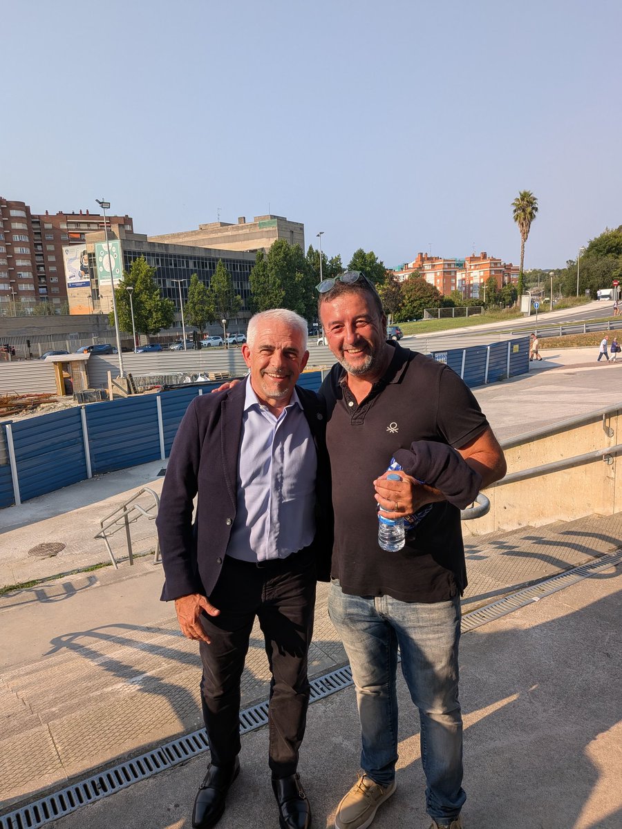 pekirito's tweet photo. A Donosti principi de temporada. Uns segons abans de la foto li vaig dir en anglès. "#RCDE is an slept Monster" I ell em va respondre en castellà "Buff...Eso es mucha presión*. Ara Manolo ha ha tornat a dir el mateix. Espero que la resposta sigui acord amb el club. https://t.co/2jjWc9jJph