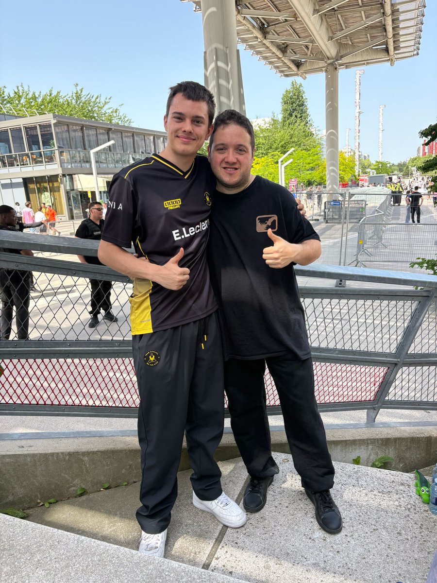 LeoView tweet media