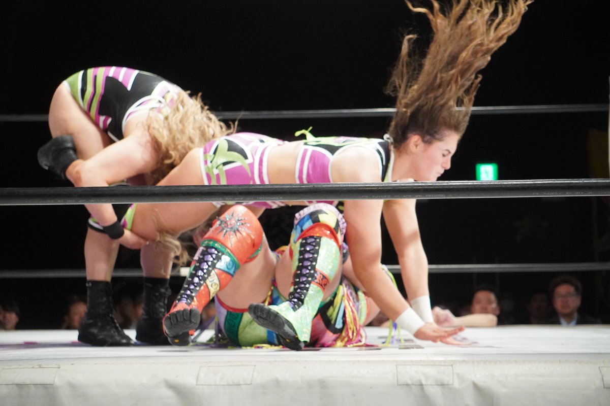 nobumichinoku's tweet photo. 仙女 メインイベント
サファイア・リード＆アニータ・ヴォーン vs 水波綾＆愛海⑤
サファイヤ選手がダイビングフットスタンプを。Hyper Activeが肩車からのボディプレスに。サファイア選手が蹴って。愛海選手がミサイルキック、ダブルリストアームサルトを決め。
#SENJO #愛海と水波 #HyperActive https://t.co/ACq2sessm9