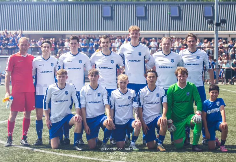 vvSEH's tweet photo. 💙🤍Alvast het verslag, de foto's volgen:
SEH handhaaft zich ondanks fors verlies tegen kampioen (0-4).

@SVEpe1939 

Lees meer @ https://t.co/gzmGil9jiP

#heteerste #spanningteneinde #sehepe #derby #oost3N #wijzijnseh https://t.co/BEQmH0n9eG