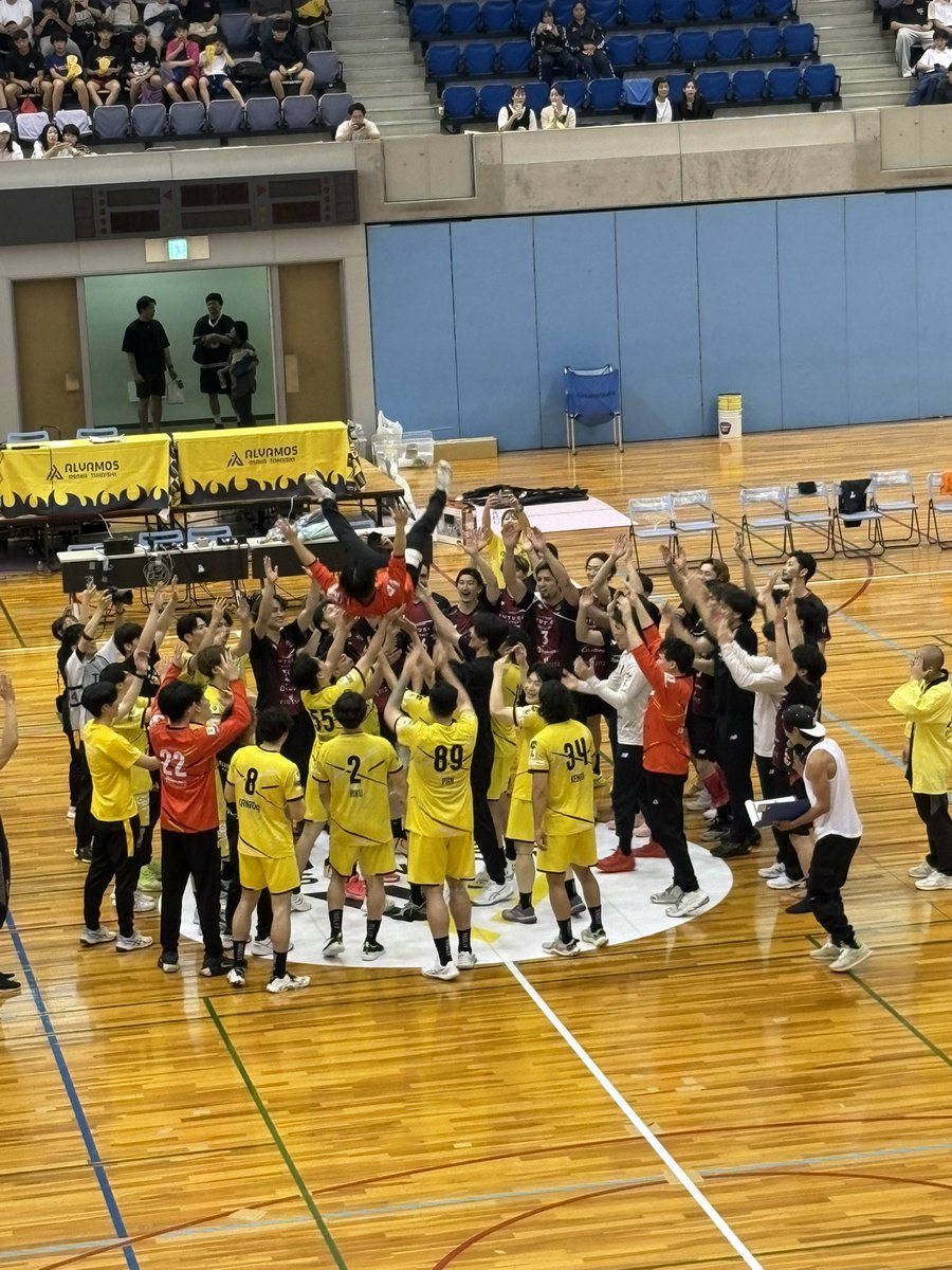 leovits8's tweet photo. 引退選手の胴上げ。ジークの選手たちもありがとう https://t.co/LB2ZIwFr4L