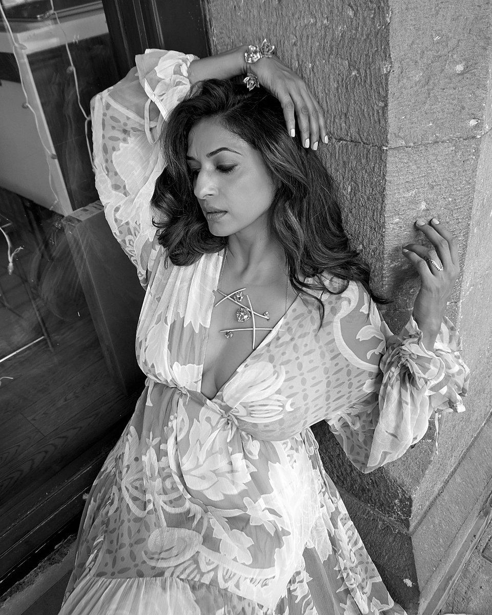 sandhyashetty's tweet photo. Walking through the streets of Mumbai,feeling the pulse of high fashion couture in every frame.
Photographer - @creativecollab
Makeup & Hair - @tabassumbhatii @tabassumbhatii.official
Designer - @kaushikshrimanker @shrimankerandyogi
Accessories @srishti_k
#SandhyaShetty https://t.co/H8OqENBi7l