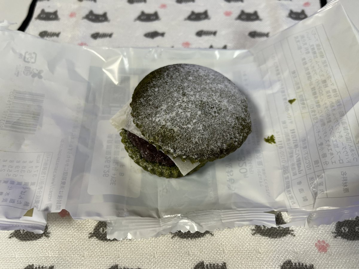 riyoneko's tweet photo. ω ・ =)っ #今日のおやつ は、「Uchi Café×森半　濃い抹茶サンド　つぶあん＆おもち」にゃ～。
濃い抹茶がおいしいにゃ～(*´ω｀*)
(´～｀)ﾓｸﾞﾓｸﾞ
#ローソン #ウチカフェ https://t.co/CzFf6EmicY