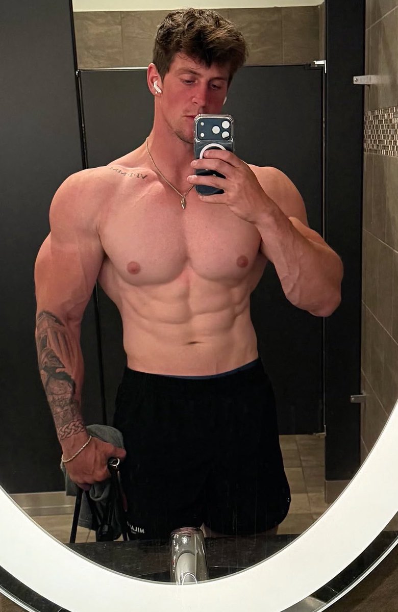 LukedaNuke tweet media