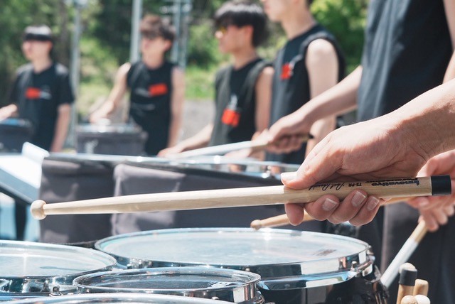 DynastyJapan's tweet photo. ✨クリニック開催のご報告🥁

DynastyおよびInnovative Percussionのアーティストである、原田一輝さんが5月17日(日)にIPU・環太平洋大学マーチングバンド部の練習場でクリニックを実施しました！
当日は季節外れの気温と日差しの中多くの学生さんに参加頂き、素晴らしいクリニックが実現できました！

ご協力頂いた原田一輝さん、IPUマーチングバンドの皆様に感謝いたします！

✨原田一輝さんからのメッセージ✨
今月、福岡から神奈川に拠点を移しました。個人レッスンの受け付けております！
Instagram: @hrdka_99　mail: k.harada1999@gmail.com

経歴：The Yokohama Scouts Drum&Bugle Corps
Blue Stars
Bluecoats
DCJ I&E Snare Solo部門チャンピオン（2020, 2023）
など
#innovativepercussion #dynastydrums #dynastydrumsusa @hrdka_99 @ipu_marching