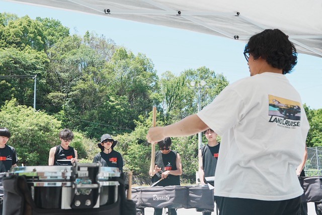 DynastyJapan's tweet photo. ✨クリニック開催のご報告🥁

DynastyおよびInnovative Percussionのアーティストである、原田一輝さんが5月17日(日)にIPU・環太平洋大学マーチングバンド部の練習場でクリニックを実施しました！
当日は季節外れの気温と日差しの中多くの学生さんに参加頂き、素晴らしいクリニックが実現できました！

ご協力頂いた原田一輝さん、IPUマーチングバンドの皆様に感謝いたします！

✨原田一輝さんからのメッセージ✨
今月、福岡から神奈川に拠点を移しました。個人レッスンの受け付けております！
Instagram: @hrdka_99　mail: k.harada1999@gmail.com

経歴：The Yokohama Scouts Drum&Bugle Corps
Blue Stars
Bluecoats
DCJ I&E Snare Solo部門チャンピオン（2020, 2023）
など
#innovativepercussion #dynastydrums #dynastydrumsusa @hrdka_99 @ipu_marching